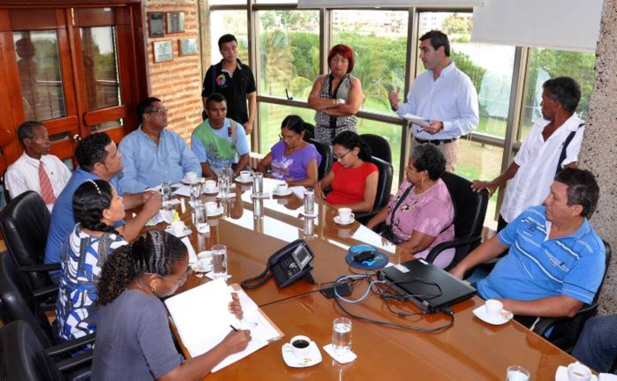 Imagen de la reunión entre el alcalde, Campo Elías Terán Dix, el gerente General de Acuacar, Francisco Pérez Tena, el presdiente de Asojac, Aldo Lora y los representantes de por lo menos 15 barrios