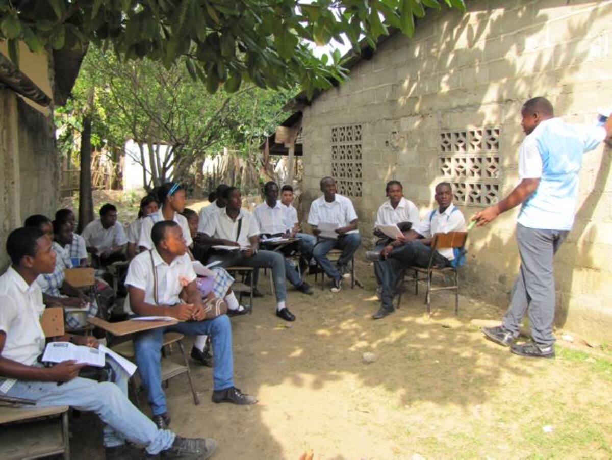 En este callejón reciben clases los estudiantes de la Institución Educativa Benkos Biohó, de San Basilio de Palenque. CORTESÍA