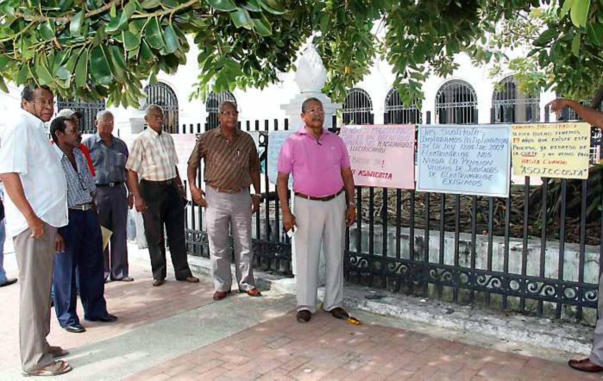 Varios pensionados colgaron avisos a lo largo de la sede de los Tribunales, logrando aca-parar la atención de quienes pasaban por el lugar Kailline Giraldo El Universal