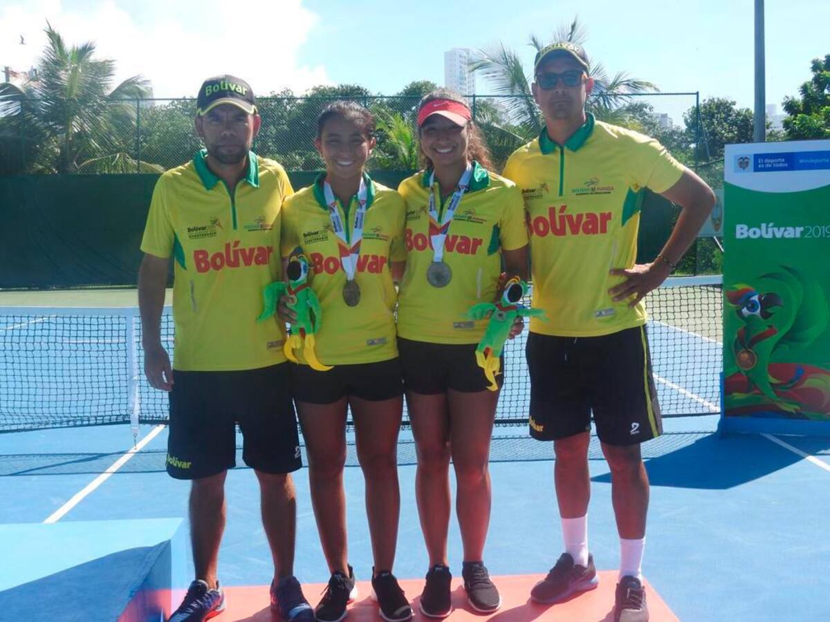 Mariana Jiménez con su compañera de dobles Alejandra Gutiérrez y sus profesores Jorge Muñoz y Alex Cuéllar. //cortesía