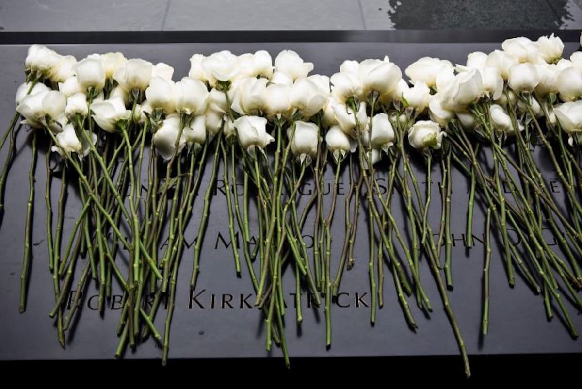 Se dispusieron rosas blancas encima de los seis nombres cincelados en el granito sobre uno de los dos monumentos del 11 de septiembre. AFP Andrew Burton