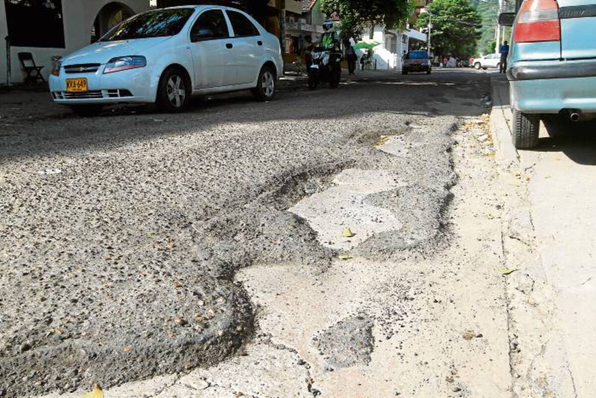 Avenida de la Asamblea, en pésimo estado. JULIO CASTAÑO-EL UNIVERSAL