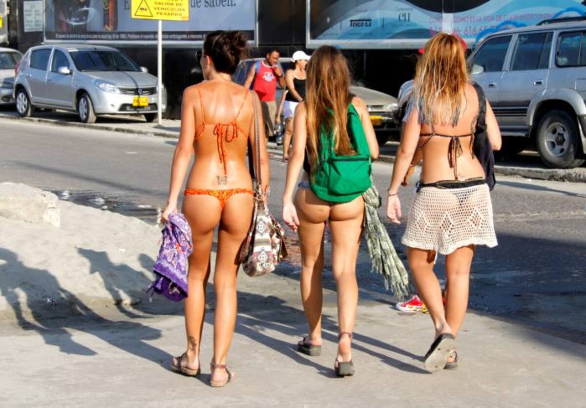 Algunas ciudades europeas con zonas de balnearios, han emitido reglas para que los turistas no recorran los centros urbanos en ropa de playa. El proyecto de Cartagena ha sido criticado. Archivo.