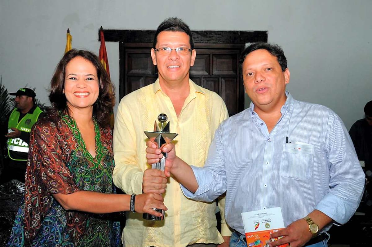 La alcaldesa Judith Pinedo, el homenajeado, José Escorcia y el Secretario de Educación, Julio Alandete. archivo particular