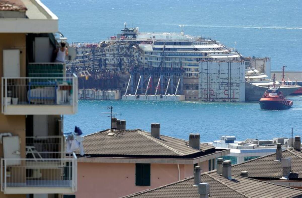 Durante cuatro días, el barco fue remolcado y transportado sin problemas. AP Antonio Calanni