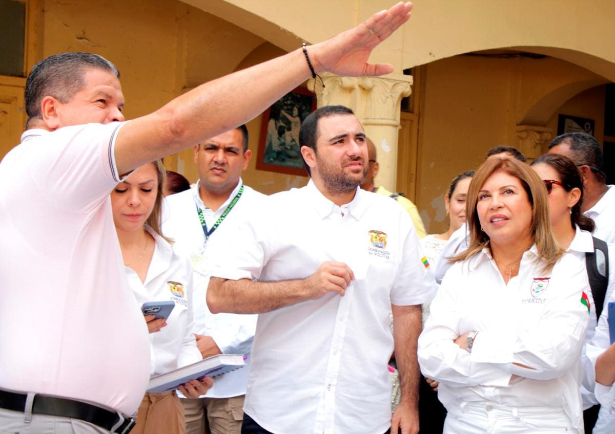 Visita de las autoridades al colegio.
