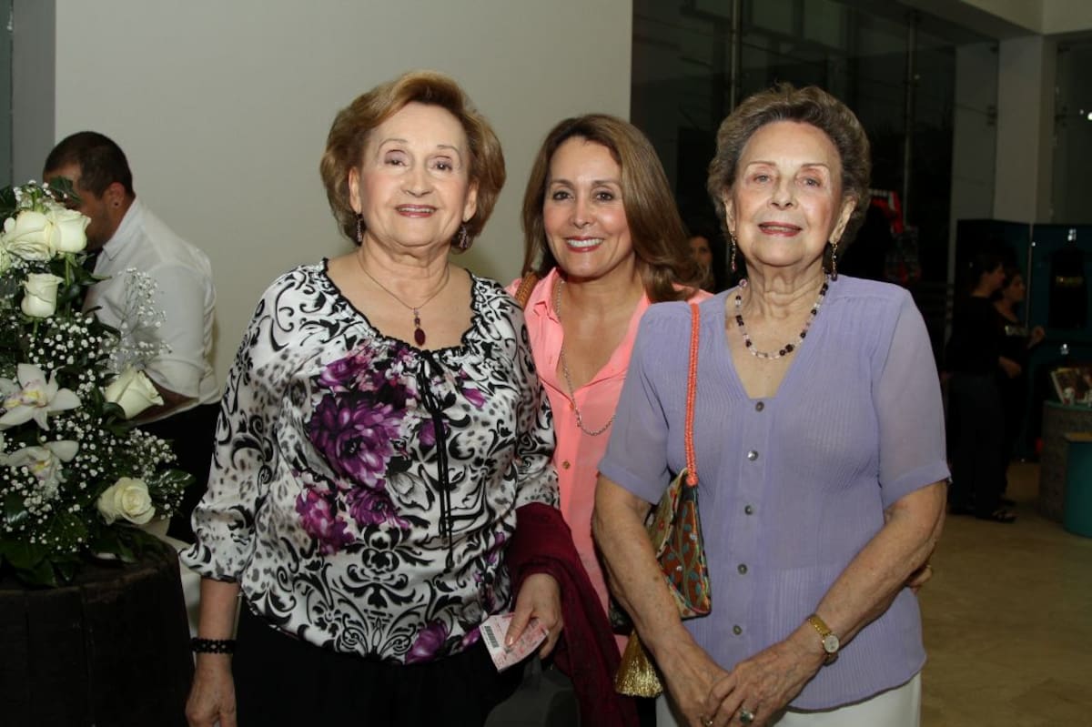 Ofelia Capella, Martha Abondano y Mady de García.
