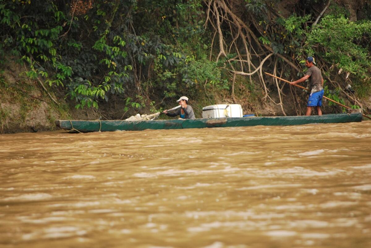 Pescadores navegando en el río Magdalena. El Universal