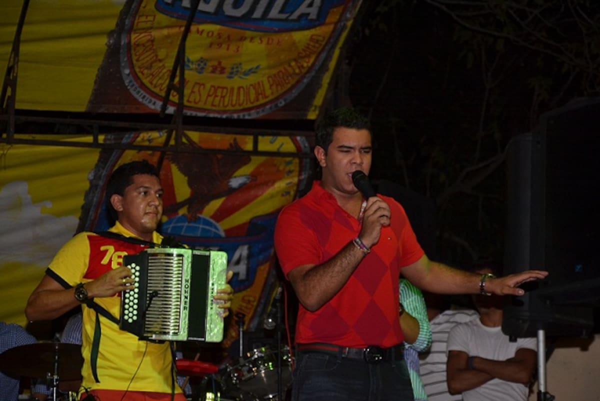 Andrés Ariza Villazón y su acordeonero Jaír Gutiérrez, durante el 24 Festival Tierra de Compositores, en Patillal (Cesar).