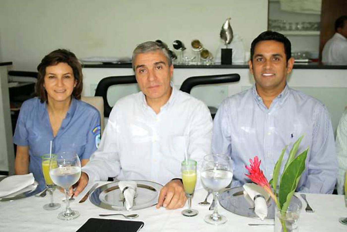 Julia Miranda Londoño, Carlos Castaño Uribe y Elder Oyola Aldana.