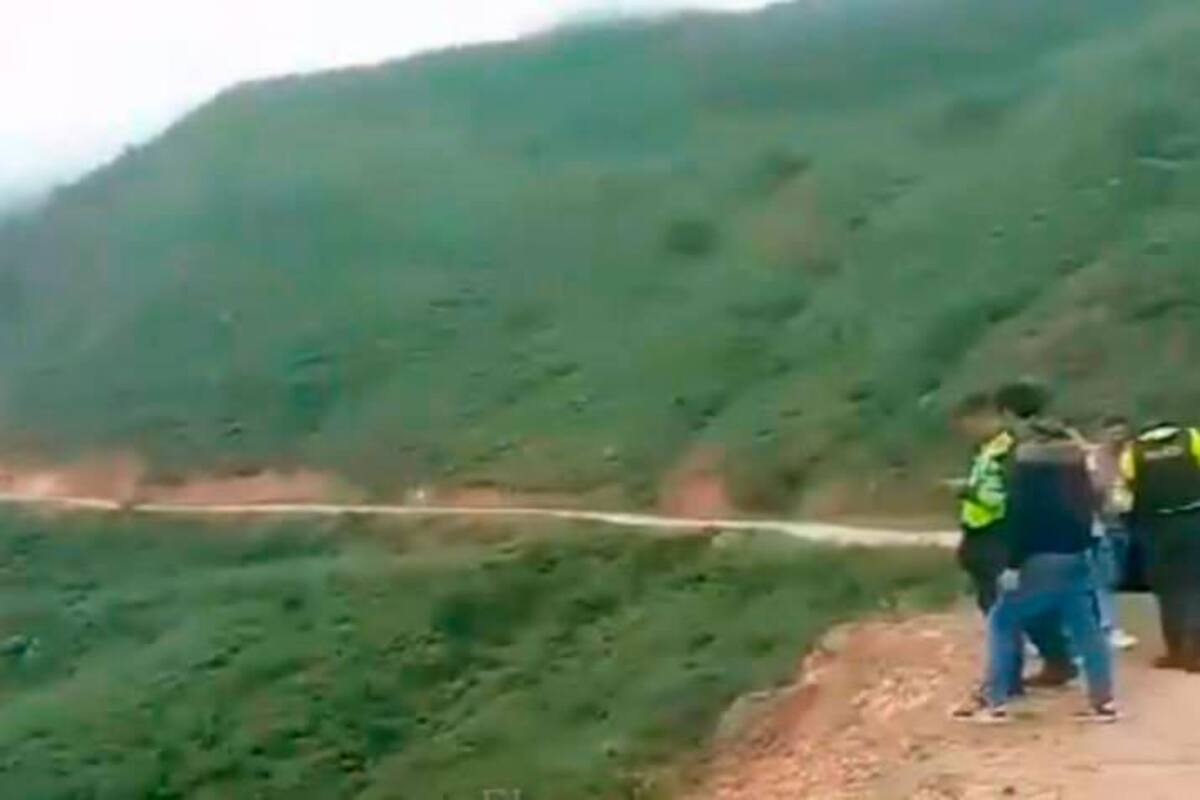 (Video) Daba reversa en su carro y se fue al abismo: alcanzó a saltar
