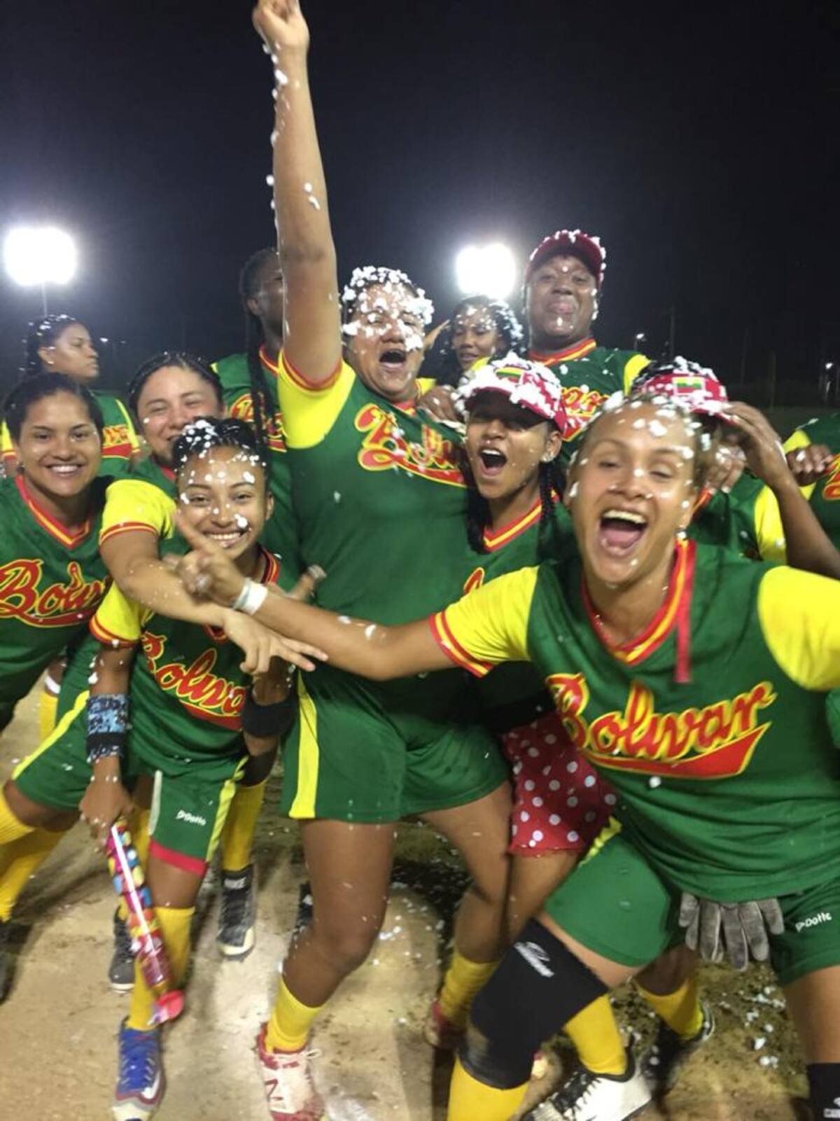 La felicidad de las chicas tras conquistar el título. CORTESÍA