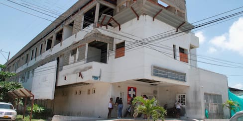 Temor en el CAP de Canapote: mujer lleva 10 días amenazando con tirarse del cuarto piso