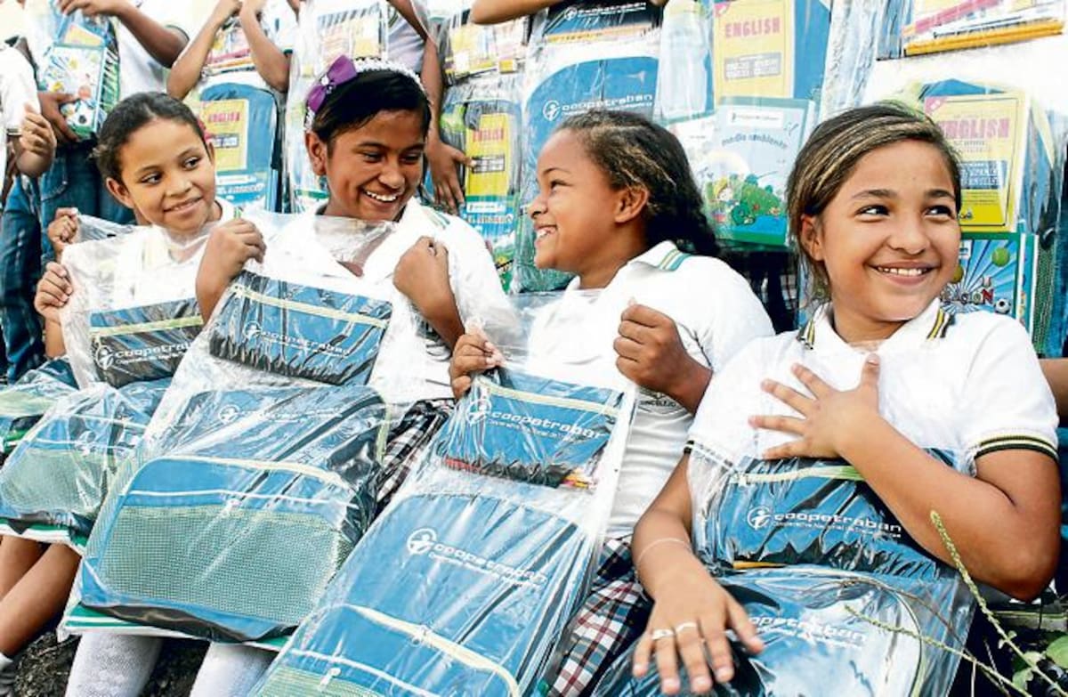 Con gran alegría los estudiantes reciben los paquetes escolares. Cortesía