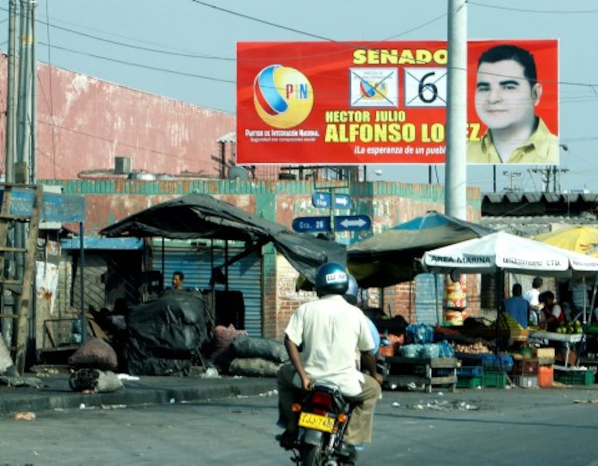 Vallas como esta, que la campaña retiró por contaminación visual, se vieron por la ciudad de Cartagena haciendo propaganda al candidato del PIN.