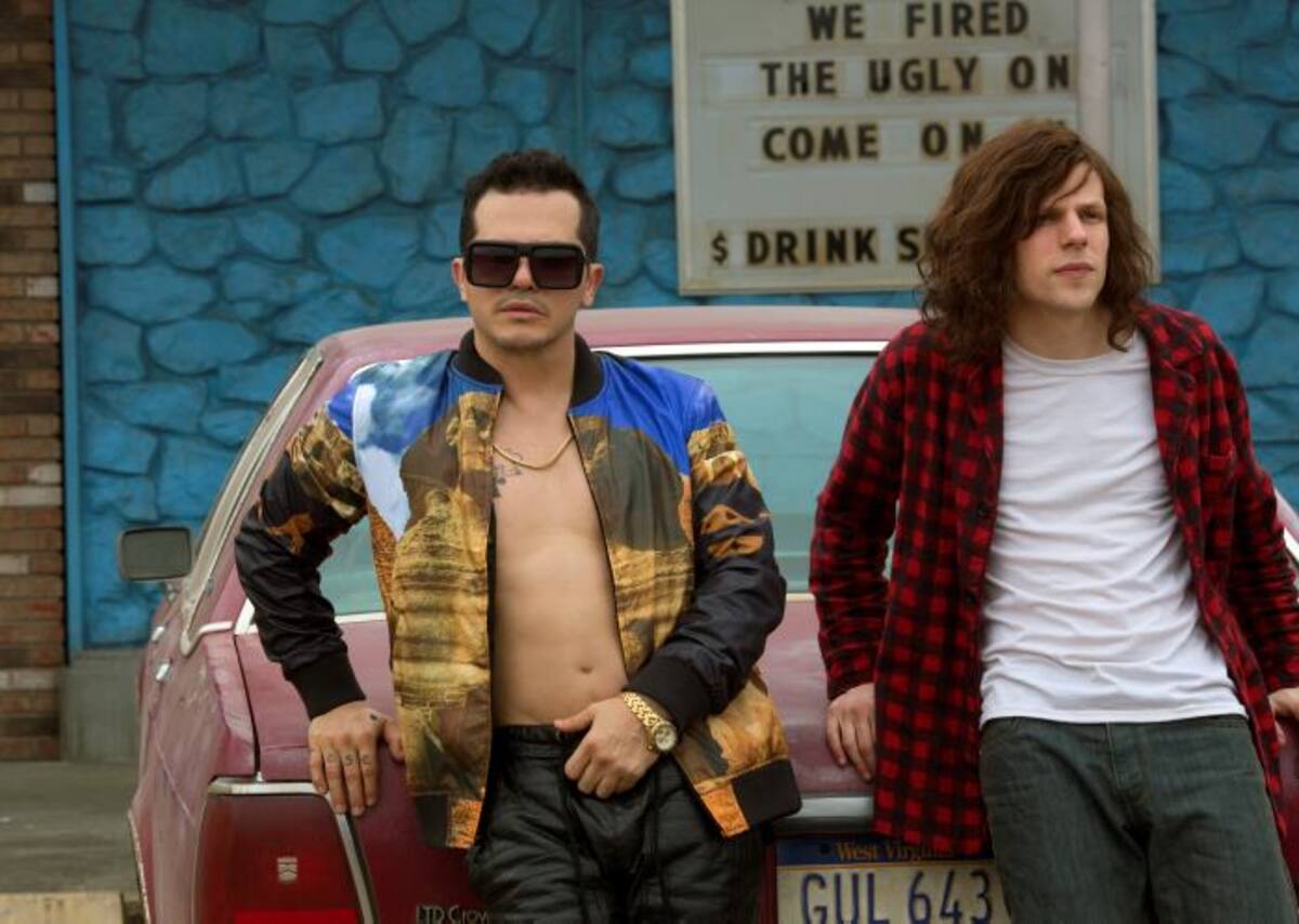 John Leguizamo y Jesse Eisenberg en una escena de "American Ultra." AP Alan Markfield