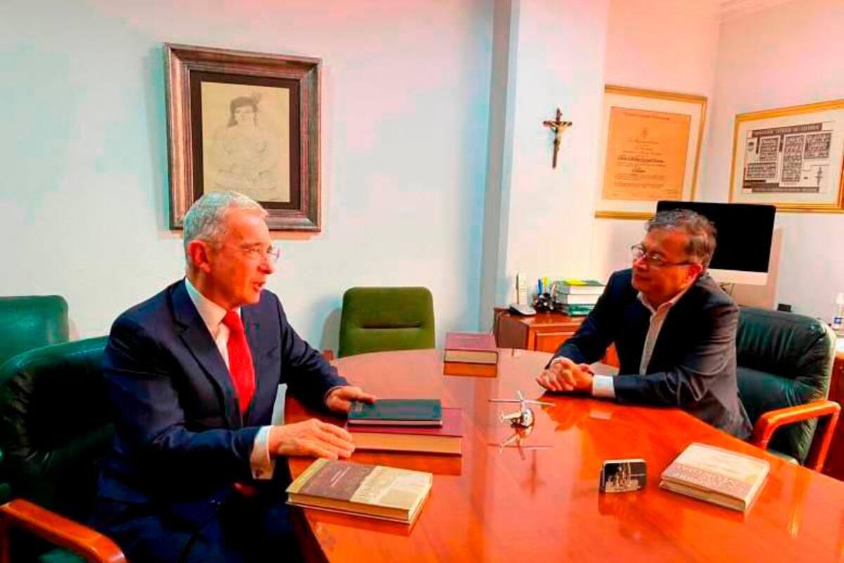 Encuentro entre Petro y Uribe no frena las críticas a la reforma a la salud