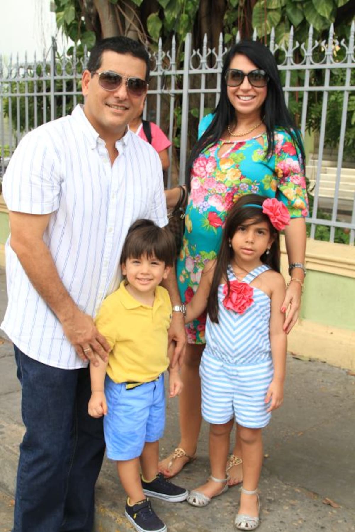 Dumek Turbay y Liliana Majana y sus hijos Dumek y Salma Turbay.