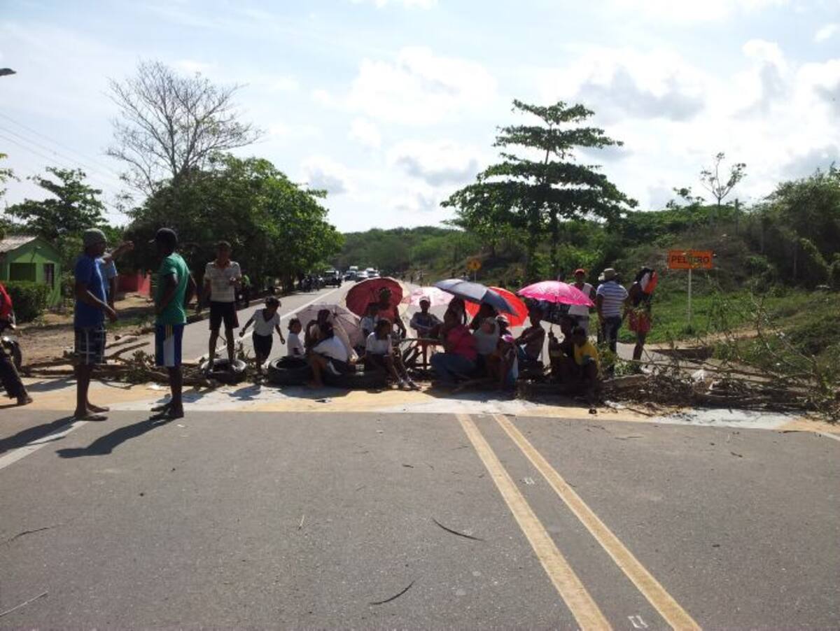 La comunidad se agolpó en medio de la vía para exigir solución a los problemas que aquejan a la población. El Universal
