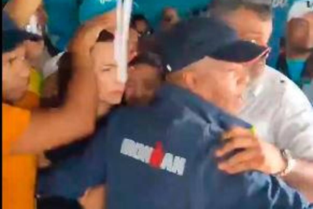 Video: chavistas atacan con “palos y piedras” a María Corina Machado