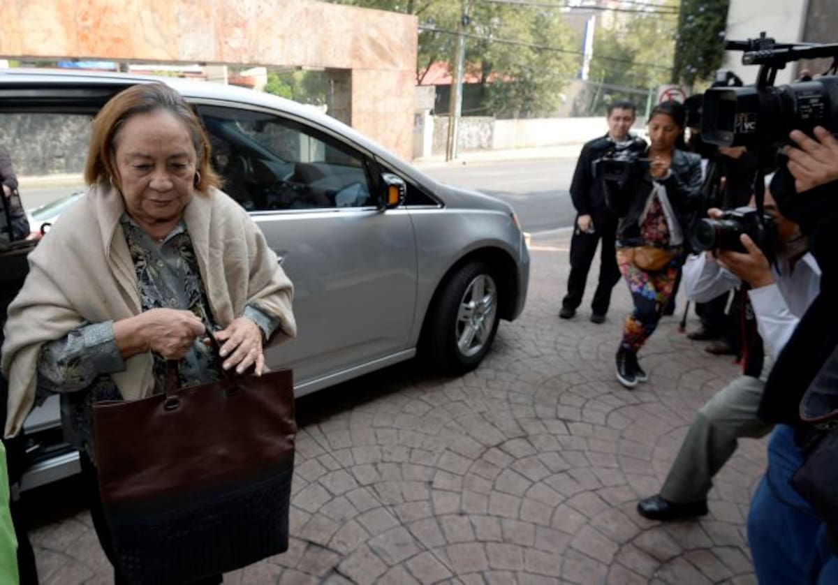 Mercedes Barcha, la esposa de Gabo llegó hasta la funeraria y dijo que el Nobel no llegaría porque está fuera de México. AFP ALFREDO ESTRELLA