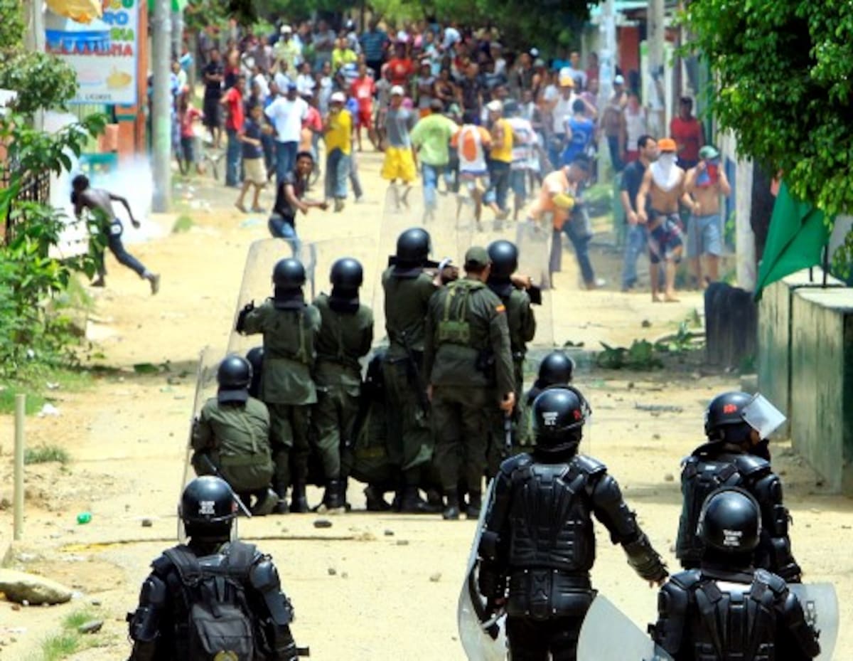Enfrentamientos entre algunos de los manifestantes y policías del Escuadrón Móvil Antidisturbios (Esmad). JULIO CASTAÑO BELTRÁN