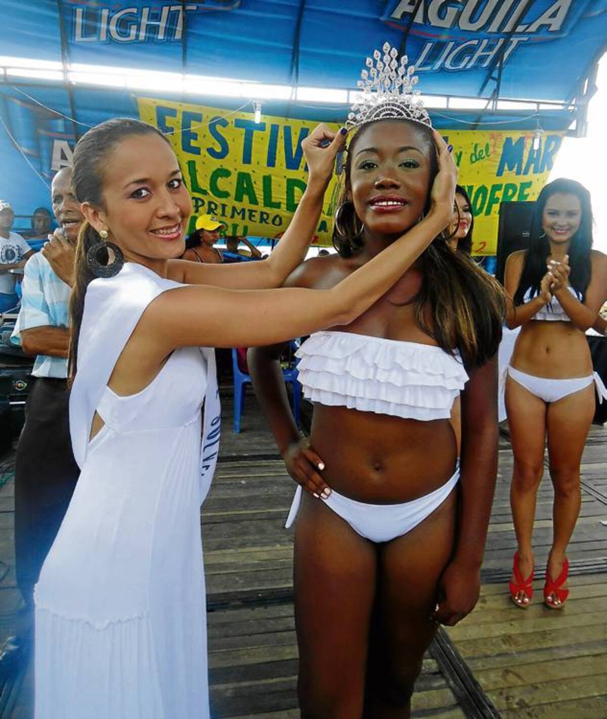 Olga Lucía González, primera reina de El Rincón del Mar, entrega la corona a Yari Marcela del Toro. FOTO/ CORTESÍA.
