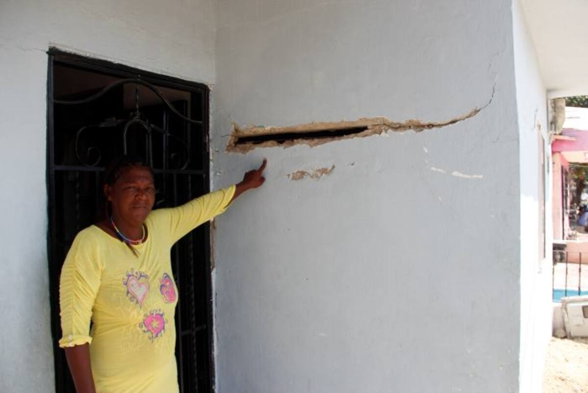 Habitantes afectados mostraron las grietas que, según ellos, los trabajos de ISA provocaron en sus viviendas. EL UNIVERSAL