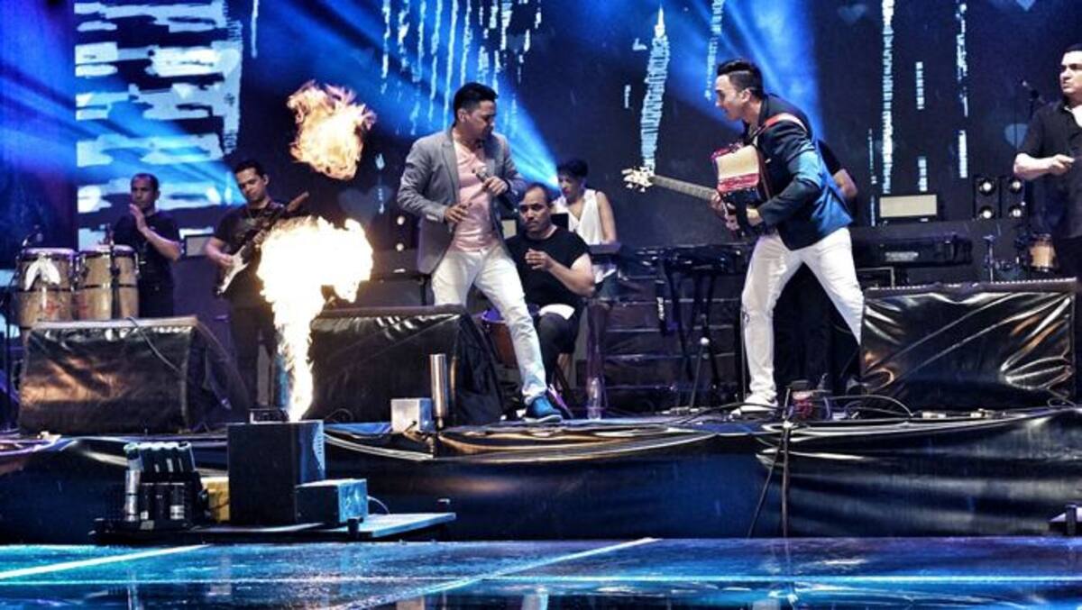 Jorge Celedón y su acordeonero en la clausura de los Juegos Bolivarianos. CORTESÍA