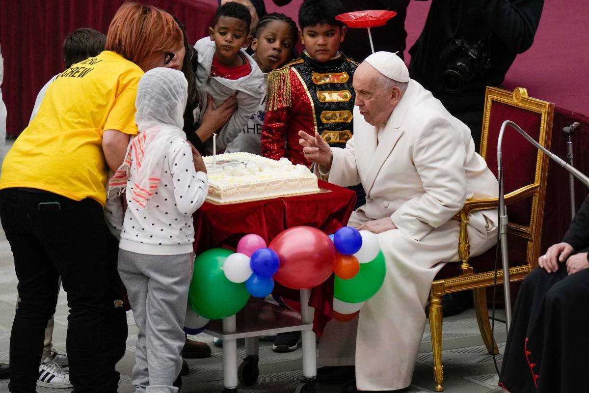 El papa celebra su 87 cumpleaños con una fiesta circense y rodeado de niños