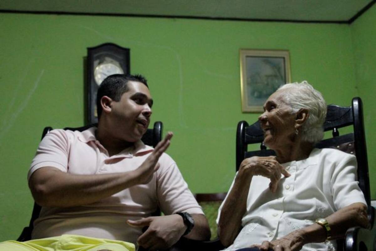 Jesús Barrios y su abuela, Olga Castillo de Barrios, charlan en la sala de su casa. NAYIB GAVIRIA