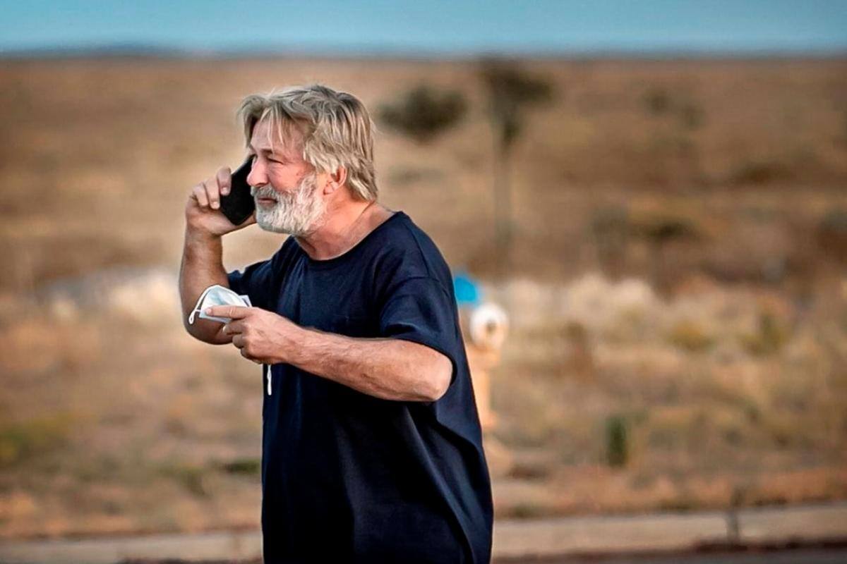 Alec Baldwin demanda a compañeros de rodaje por asesinato de Halyna Hutchins