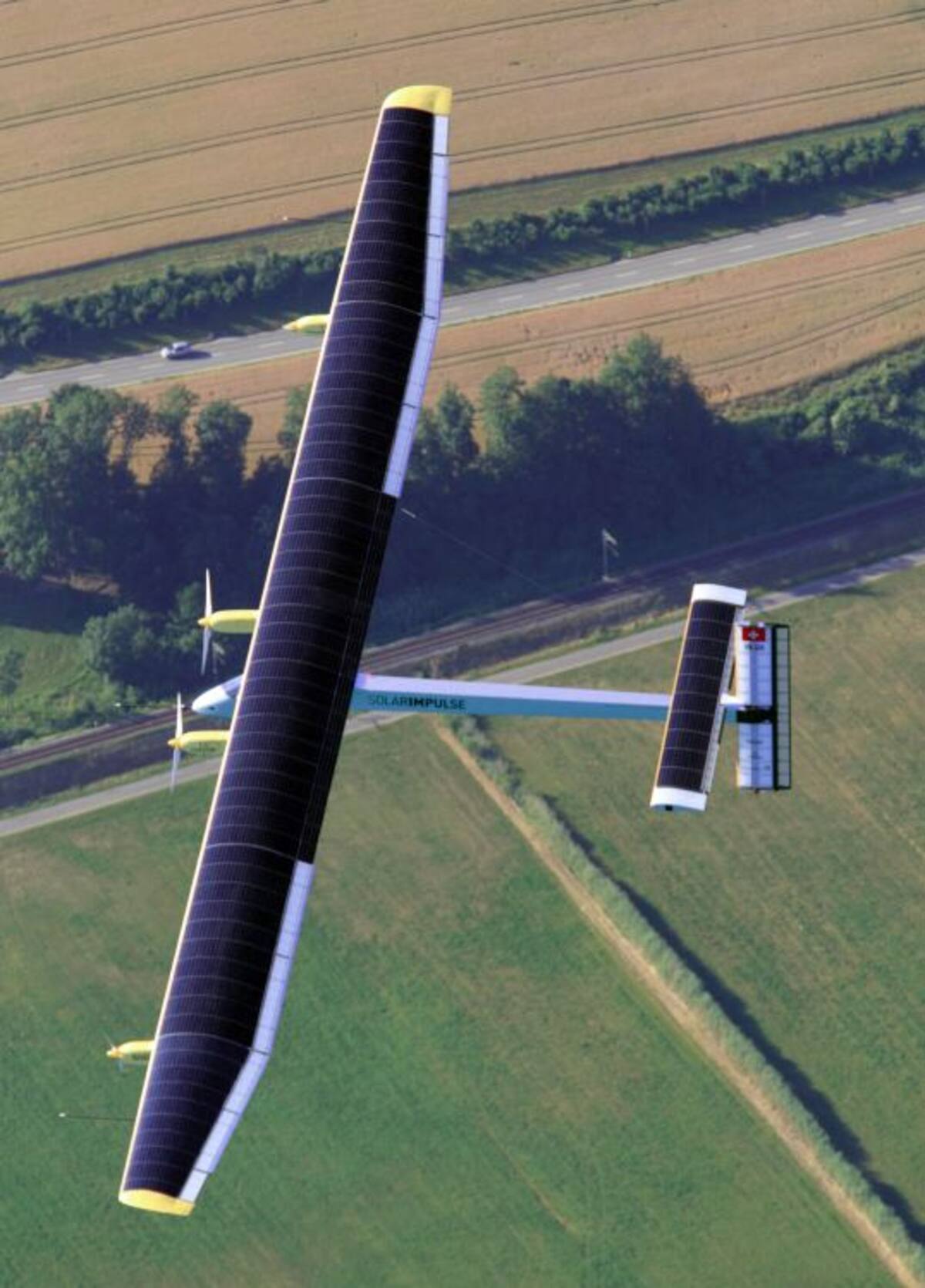 El suizo André Borschlberg comanda la aeronave monoplaza de 1.600 kg de fibra de carbono, con una envergadura de 63,4 metros, equivalente a un Boeing 747. AFP DENIS BALIBOUSE
