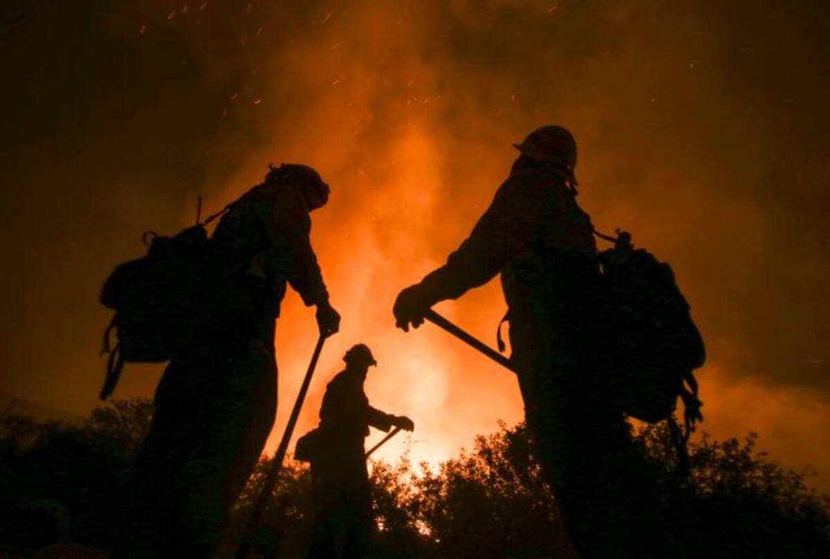 Los bomberos intentan apagar las llamas en Los Angeles, California. AFP RINGO CHIU