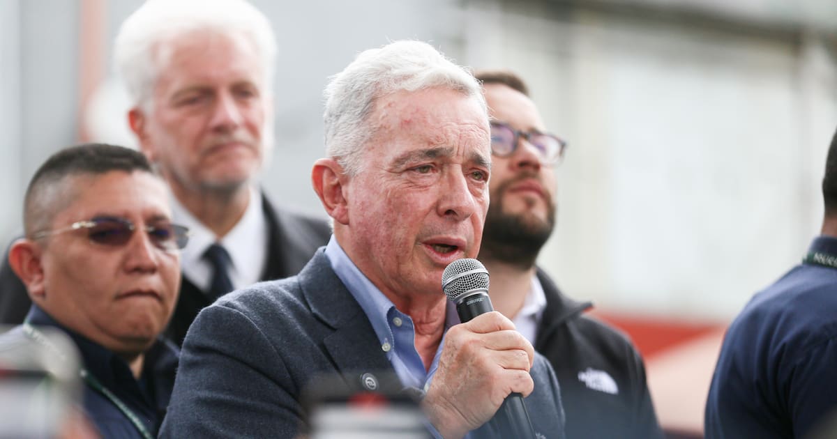 Álvaro Uribe busca frenar la emergencia económica decretada por Gustavo Petro