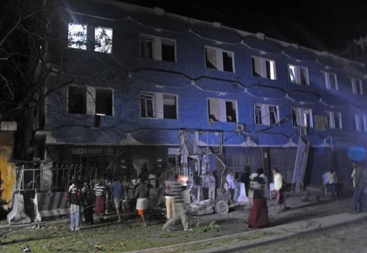 Personas reunidas en las afueras del hotel Weheliye, donde ocurrió uno de los atentados. AFP Mohamed Abdiwahab
