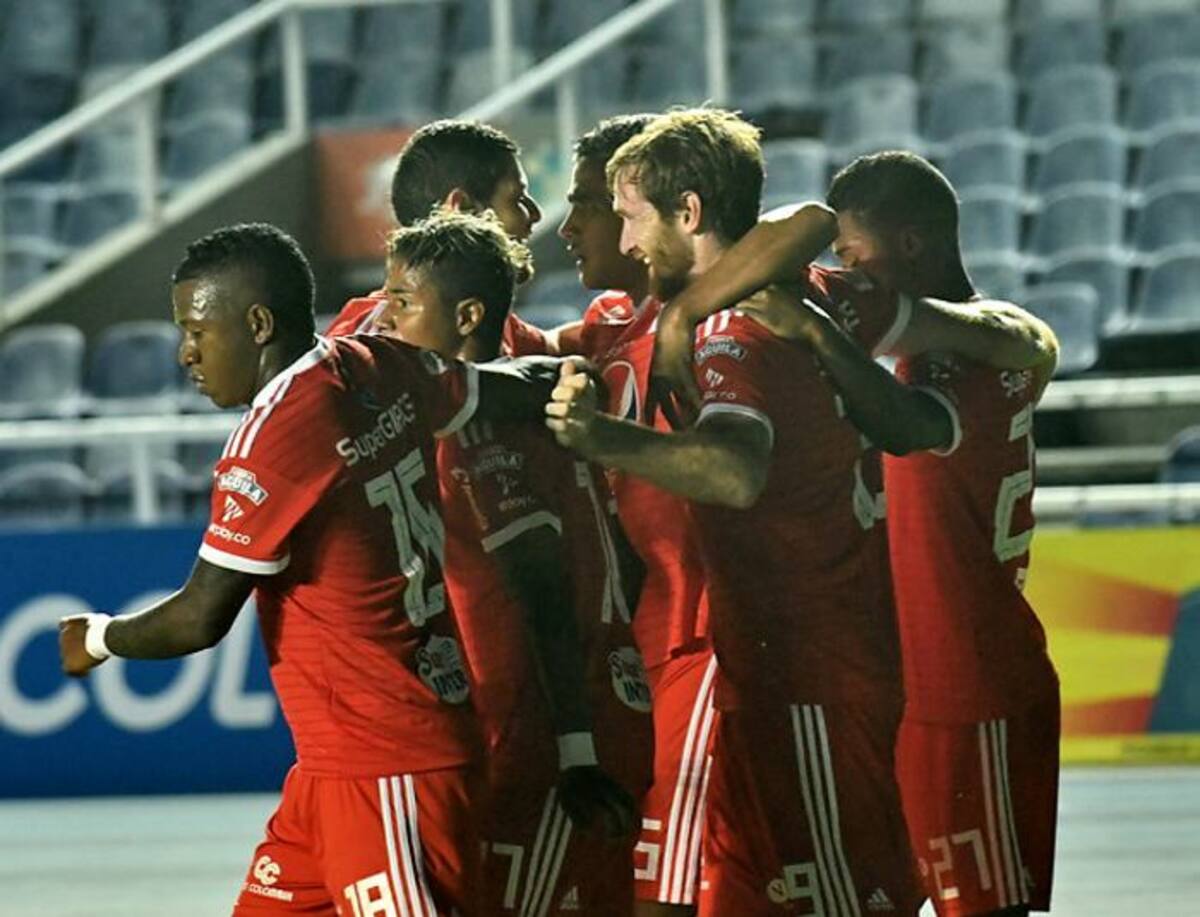 Santos dirigió en total 13 partidos, en los que consiguió 17 puntos de 39 posibles. Colprensa