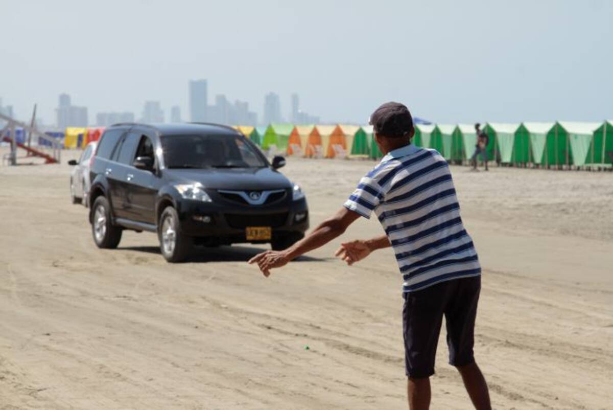 Los 'pide pide' abordan a turistas y visitantes al llegar a las Playas de La Boquilla. Luis Herrán- El Universal.