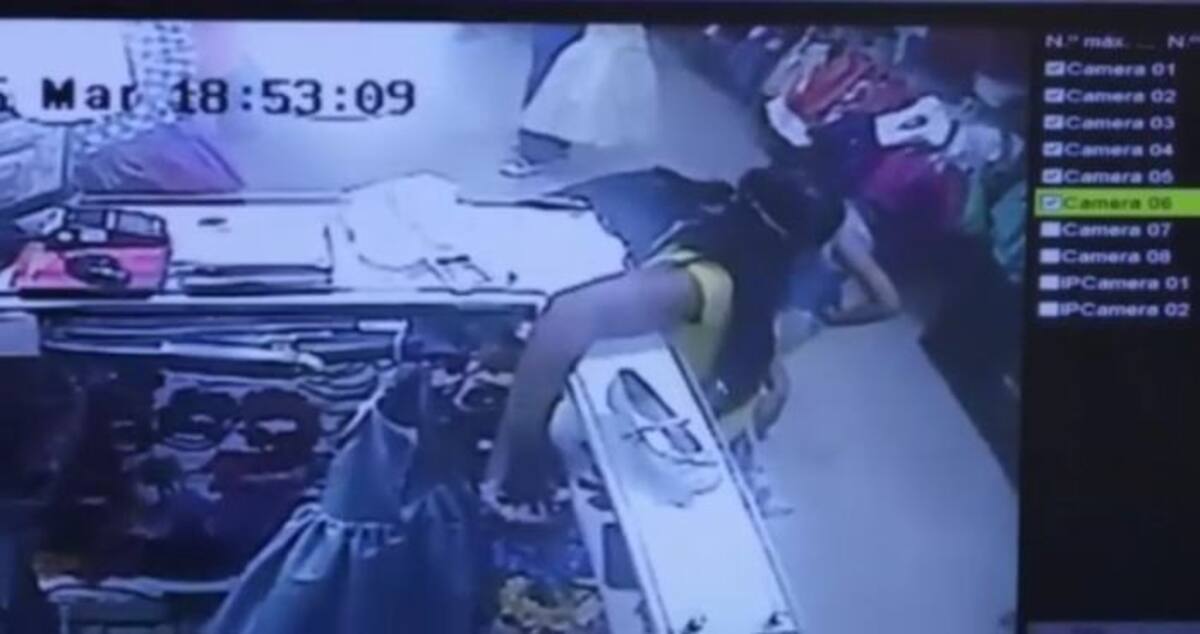 La mujer de suéter amarillo hurtó un celular de un almacén en Bocagrande.