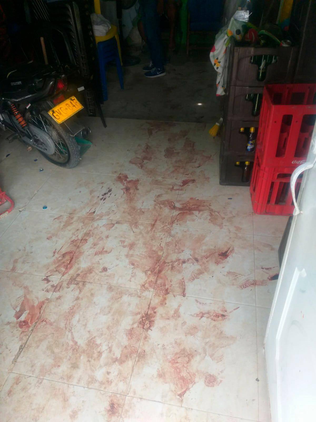 En el suelo de la vivienda quedó la sangre de la mujer que habría recibido una de las piedras.