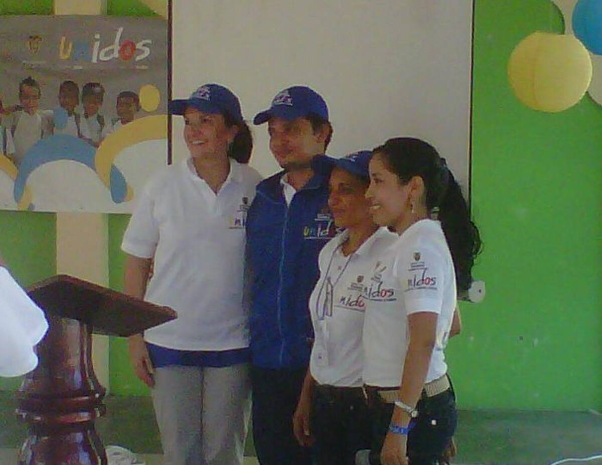 Ana Elvira Gómez, primera dama de Bolívar, recibió la distinción de parte de Carlos Salazar, director de Promoción de la Red Unidos. CORTESÍA