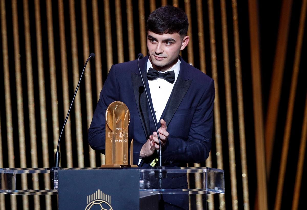 Pedri, de Barcelona, fue elegido como el mejor futbolista del planeta en la categoría sub-21. //efe