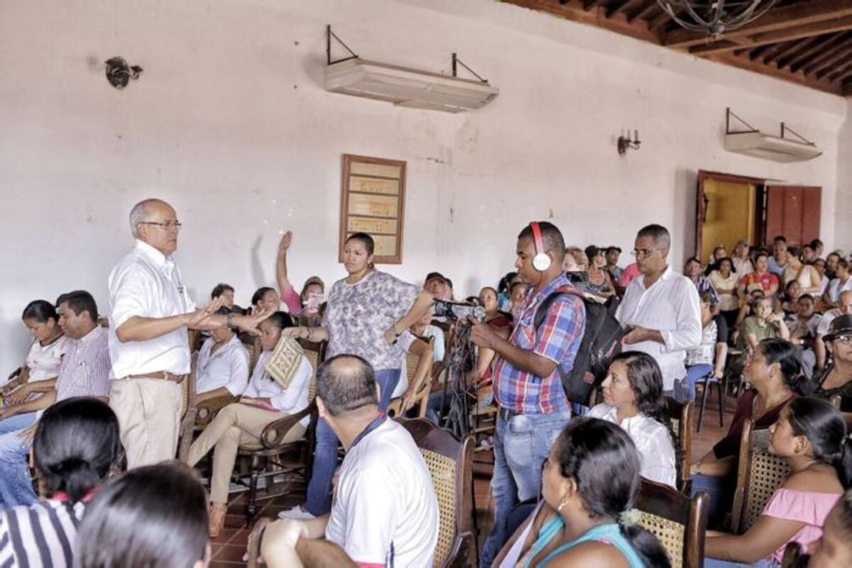El secretario de salud de Bolívar, Luis Padilla, entregó la información a los momposinos. Cortesía