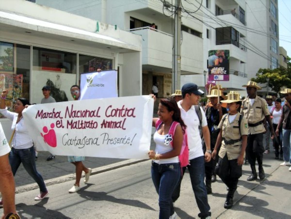 La Policía Ambiental, Guardia Ambiental, grupos juveniles, Ambientalista, ciudadanía y animales se unieron a la marcha por la protección de los animales. GLORIA CARDONA RESTREPO - EL,UNIVERSAL -