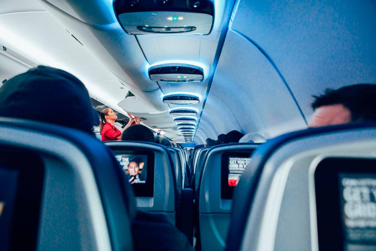 Aerolínea permite a pasajeros pagar más para evitar a los niños en aviones