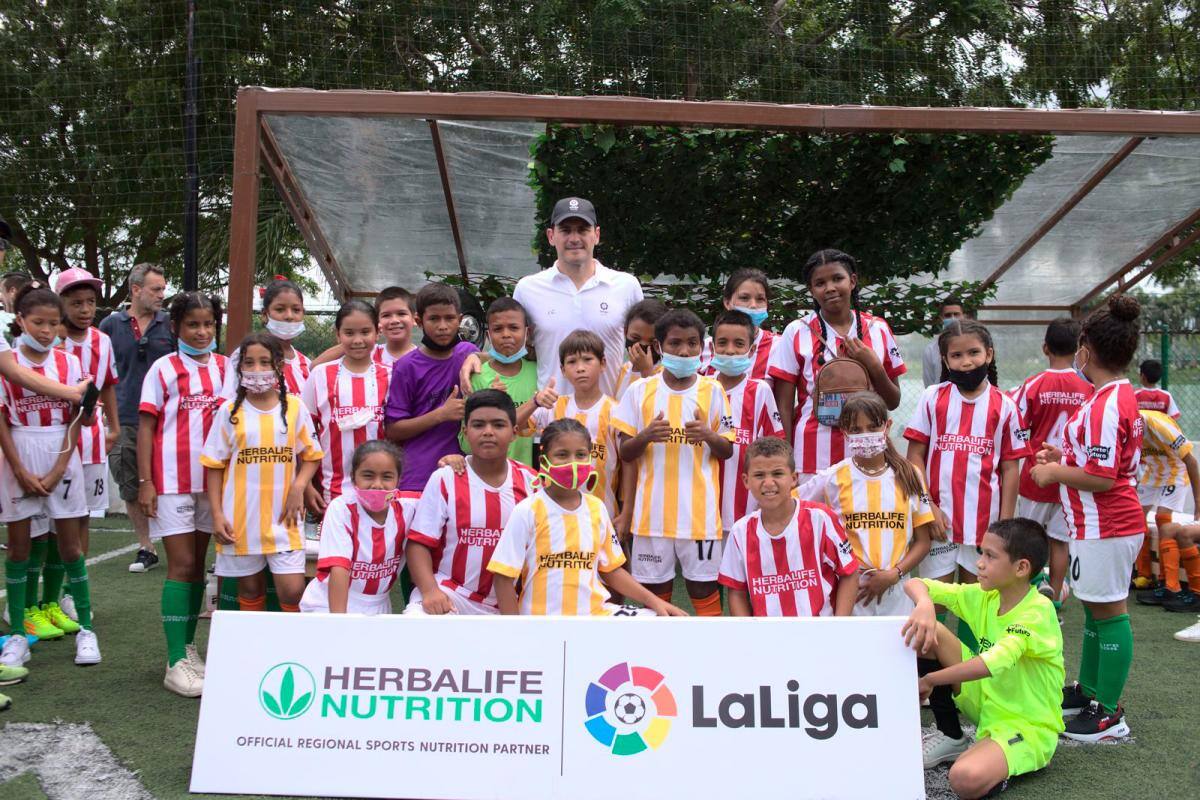 Iker Casillas compartió con niños cartageneros en su visita a la Heroica. //Cortesía Herbalife