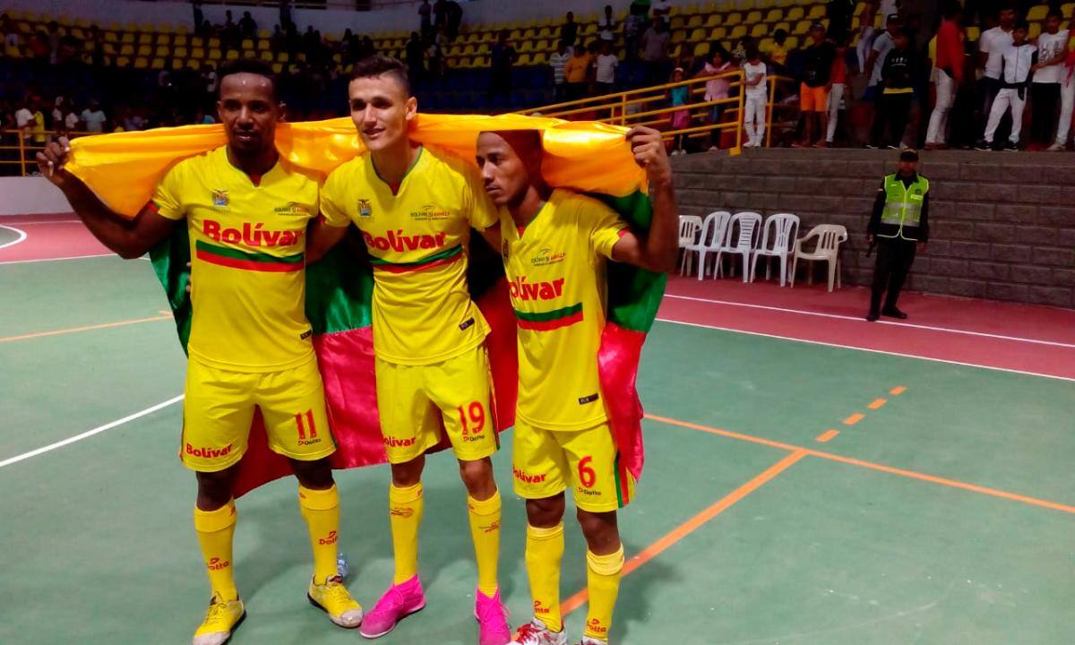 Álvaro Chico, Felipe Jurado y Norvey Olmos, de Bolivar, celebran su paso a la final en el fútbol de salón masculino. //cortesía