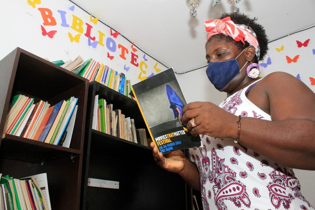 La líder asegura que una de las actividades contempladas en el lugar es un club de lectura. Pide, a quienes puedan, que donen libros.//Foto: Julio Castaño - El Universal.