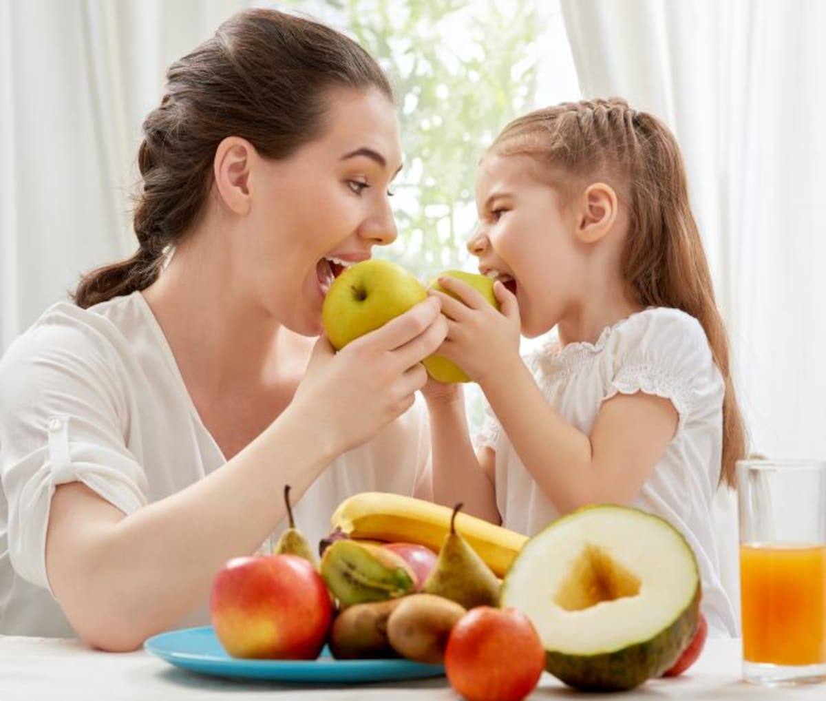 Cocinar puede ser un momento propicio para dar buen ejemplo y ayudar a identificar las porciones adecuadas de los diferentes alimentos. Asígnele a los niños roles de acuerdo a su edad dentro de las labores culinarias. 123RF