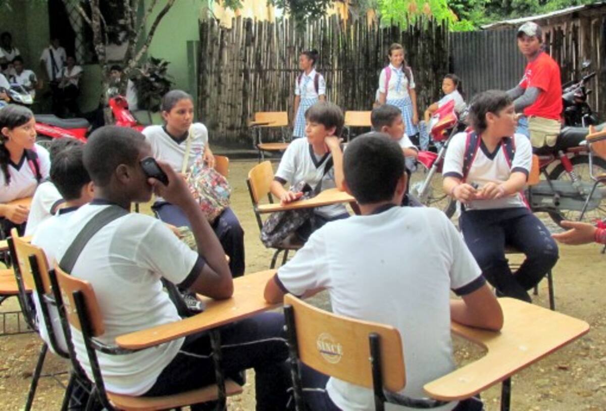 Los estudiantes se benefician con las nuevas sillas para recibir en mejores condiciones sus clases. CORTESÍA/